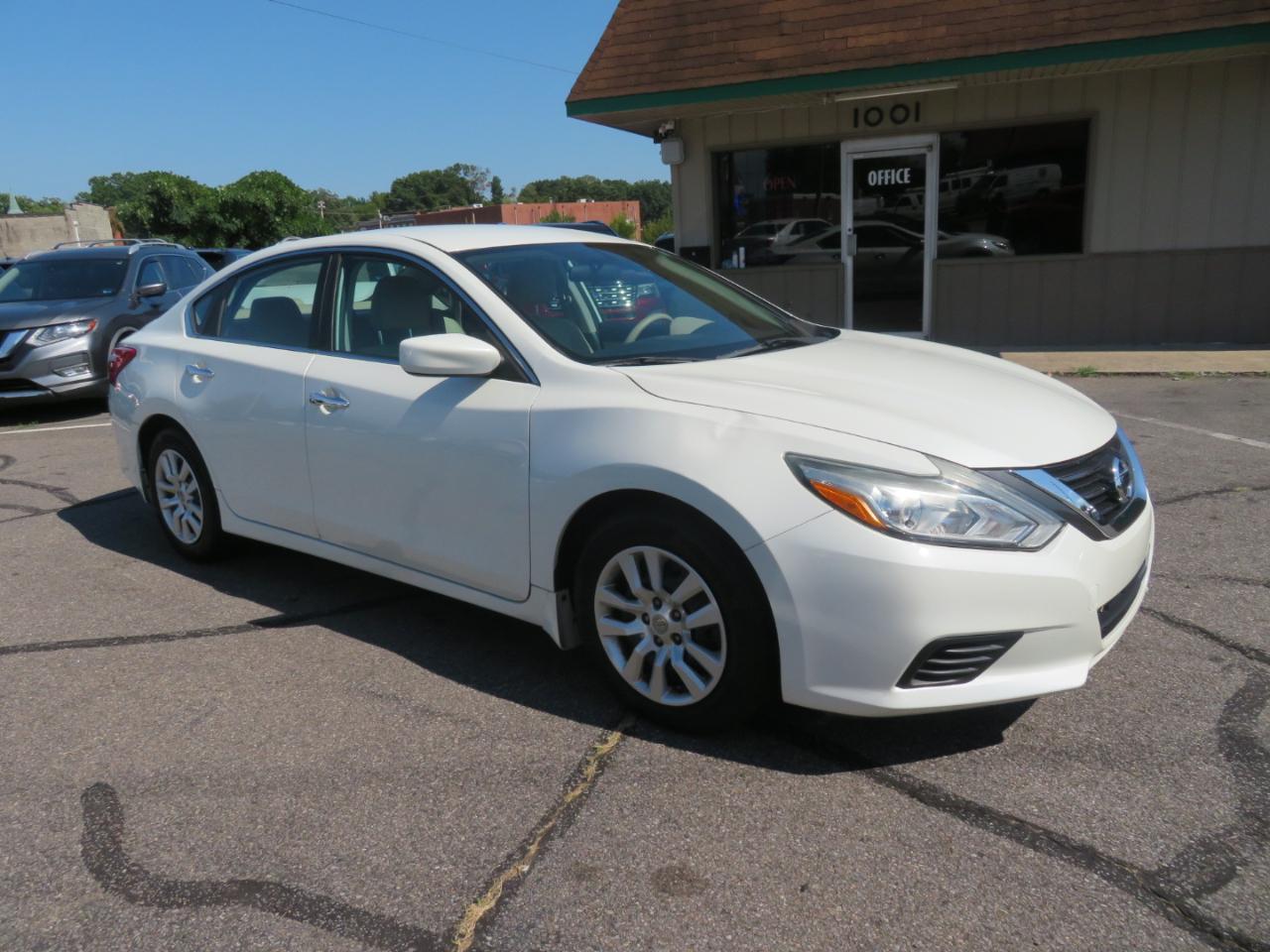 Nissan Altima photo 3