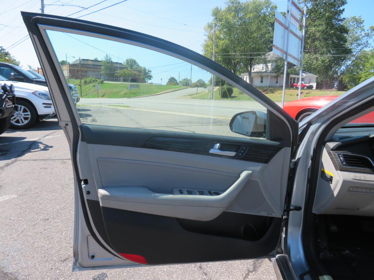 Hyundai Sonata photo 9