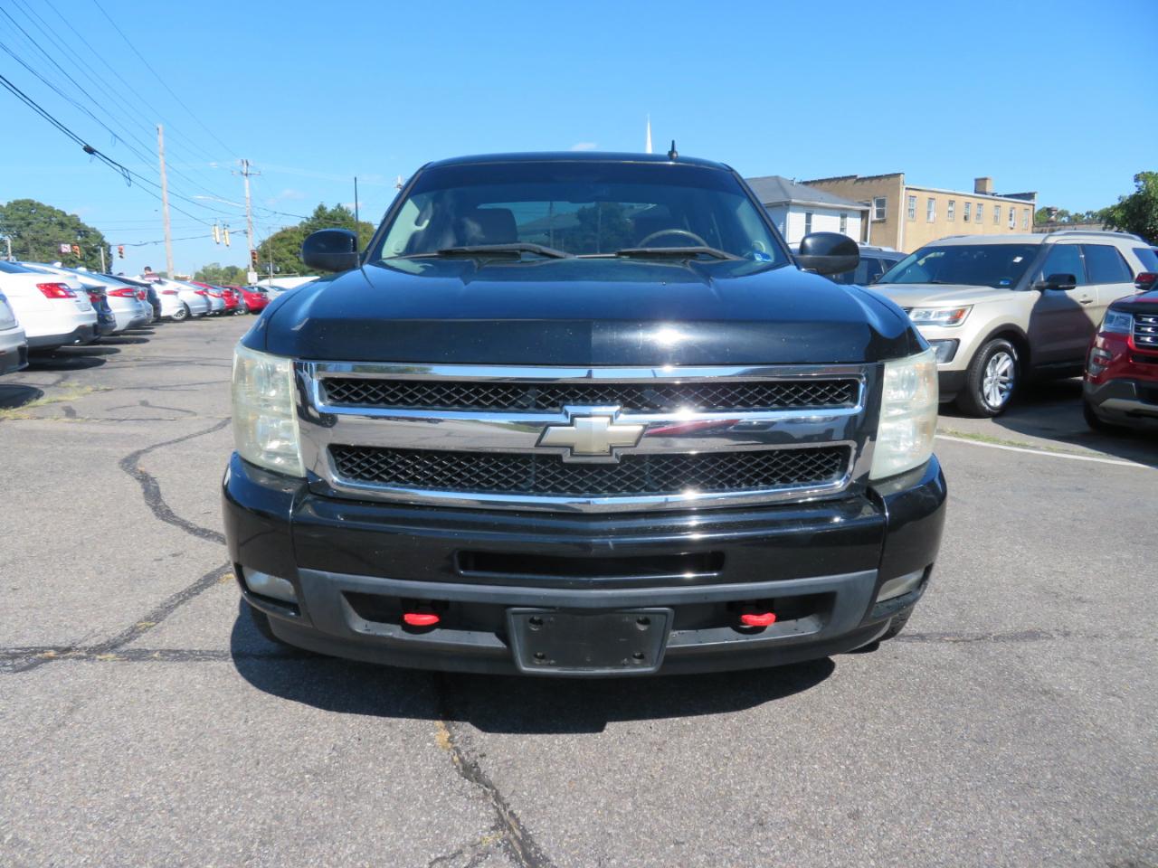 Chevrolet Silverado photo 2