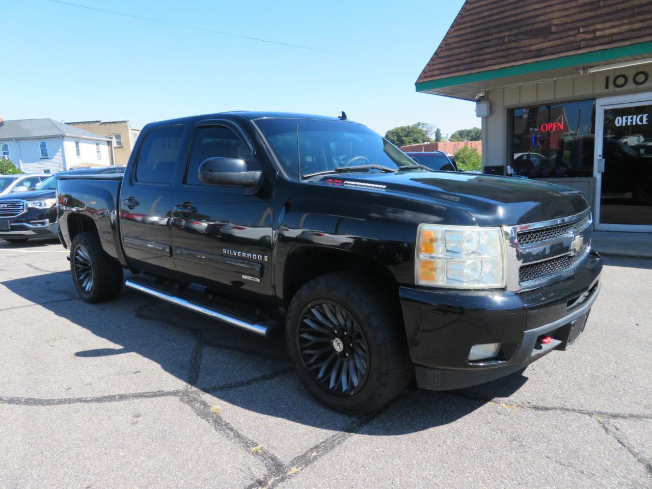 Chevrolet Silverado photo 3