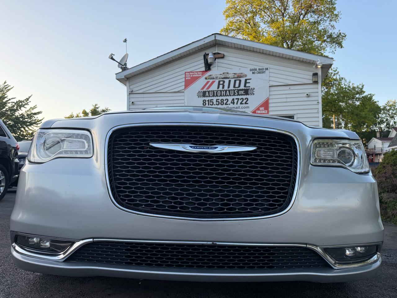 2020 Chrysler 300 Limited's photo