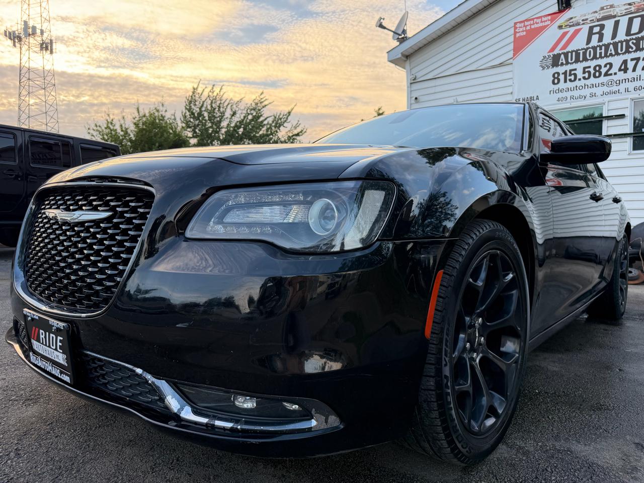 2019 Chrysler 300 S's photo