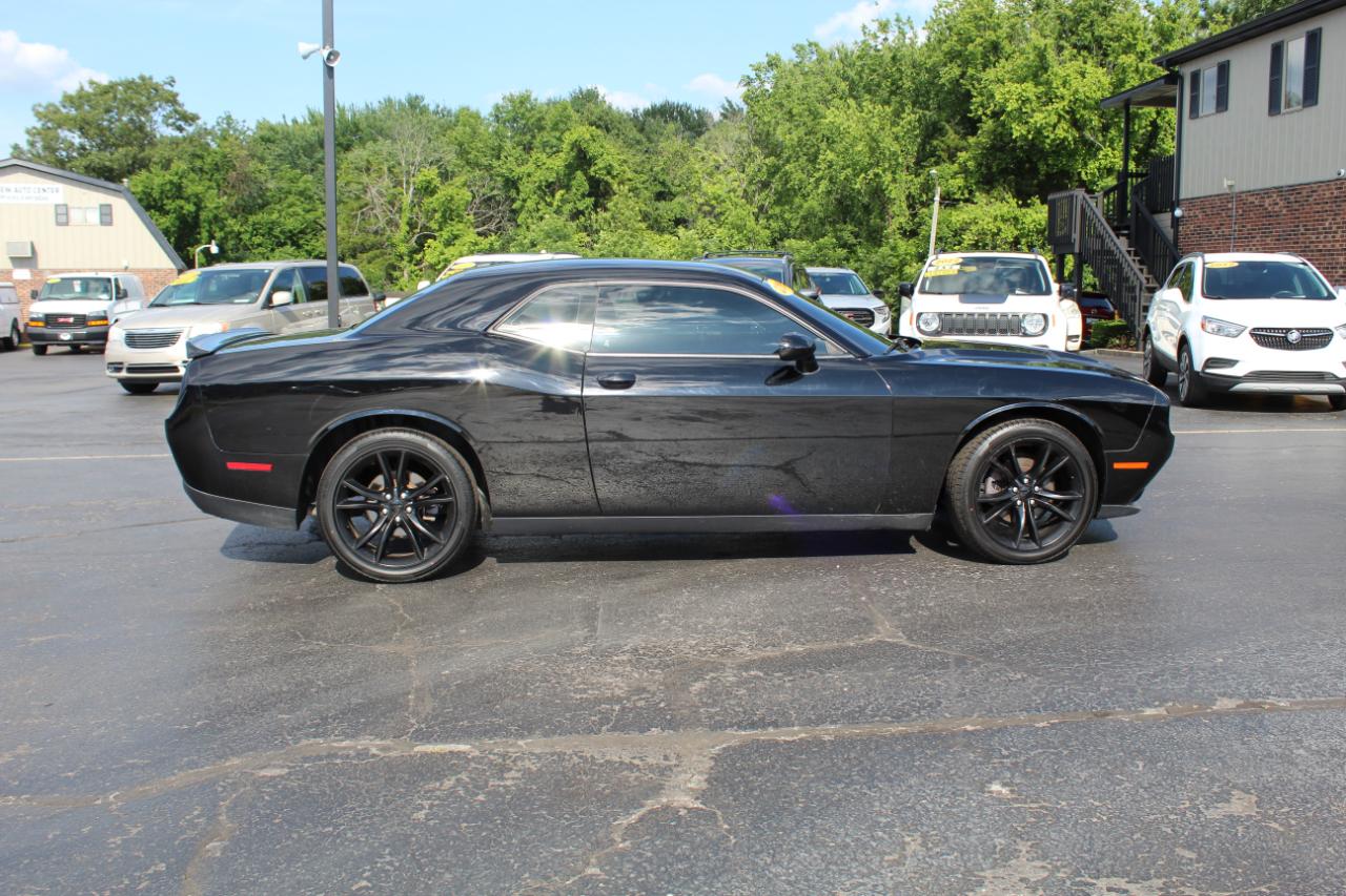 Dodge Challenger SXT RWD 2019
