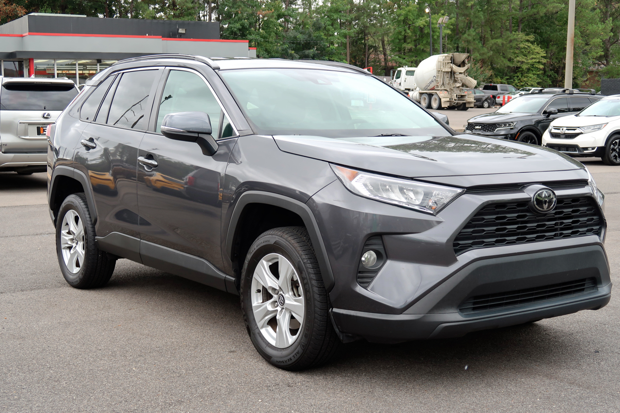 2021 Toyota RAV4 XLE photo 3