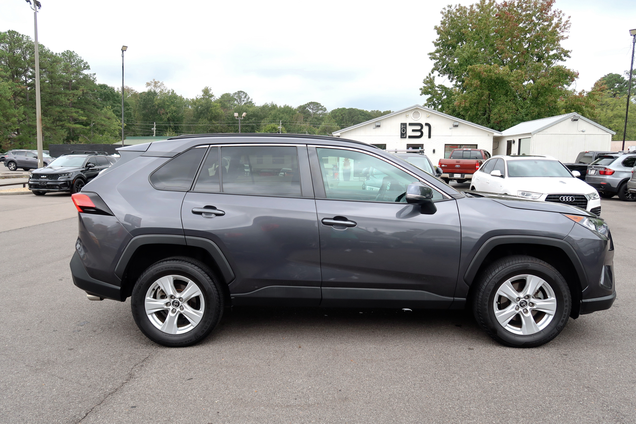 2021 Toyota RAV4 XLE photo 4