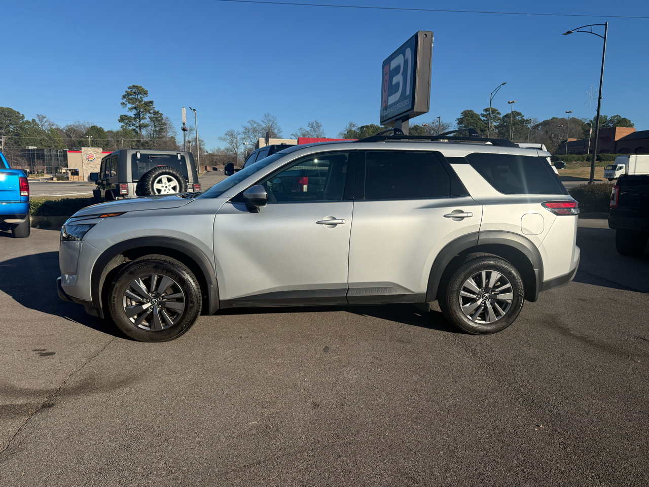 Nissan Pathfinder SV 2WD 2024