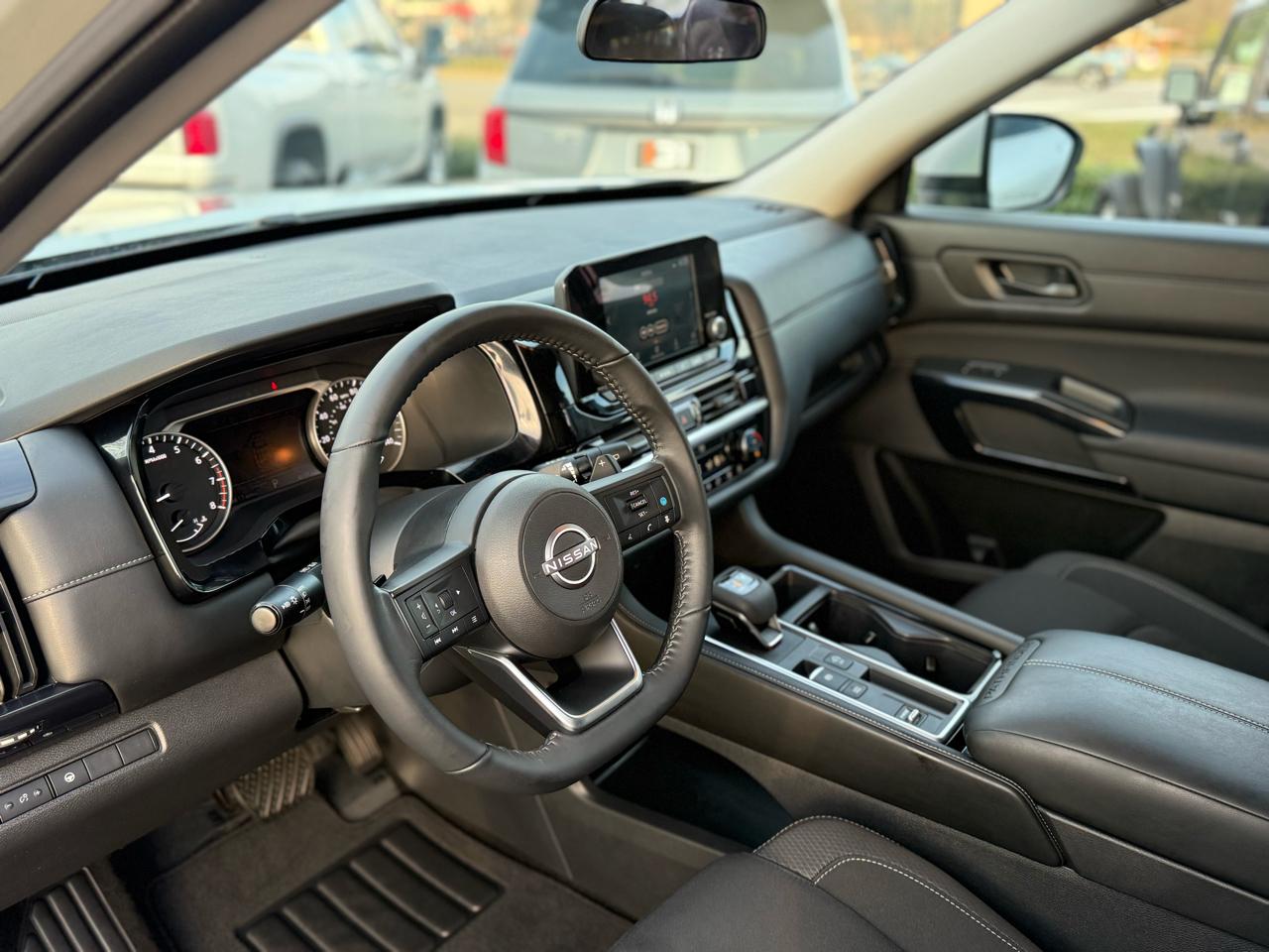 Nissan Pathfinder SV 2WD 2024