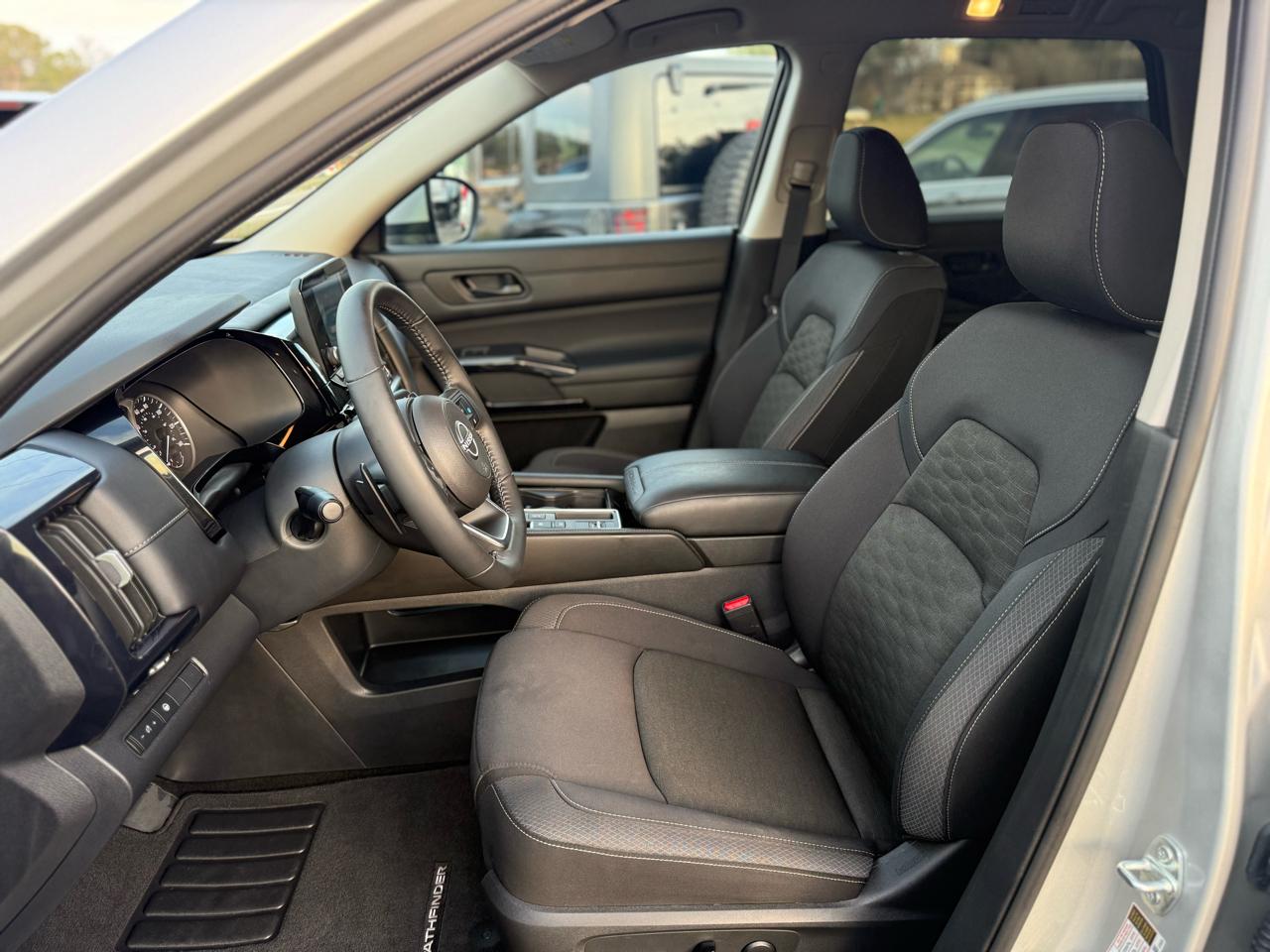 Nissan Pathfinder SV 2WD 2024