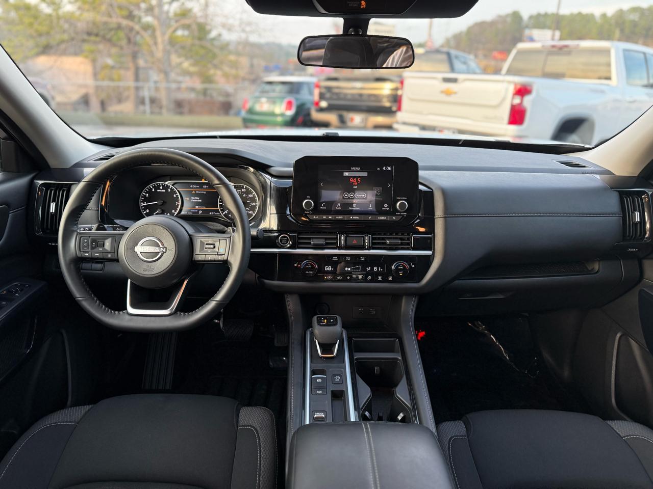 Nissan Pathfinder SV 2WD 2024