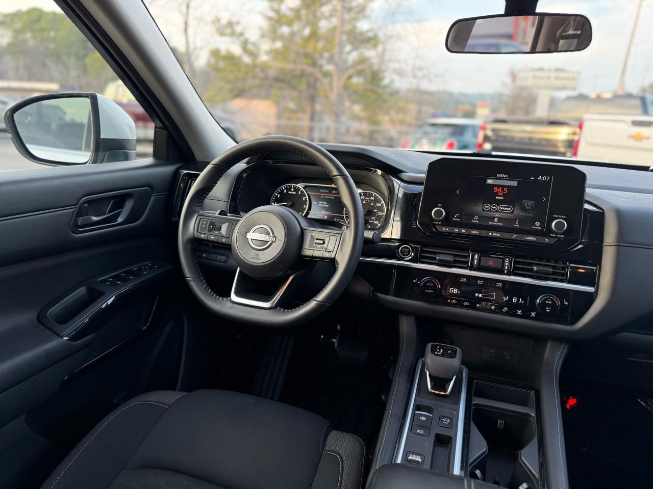 Nissan Pathfinder SV 2WD 2024