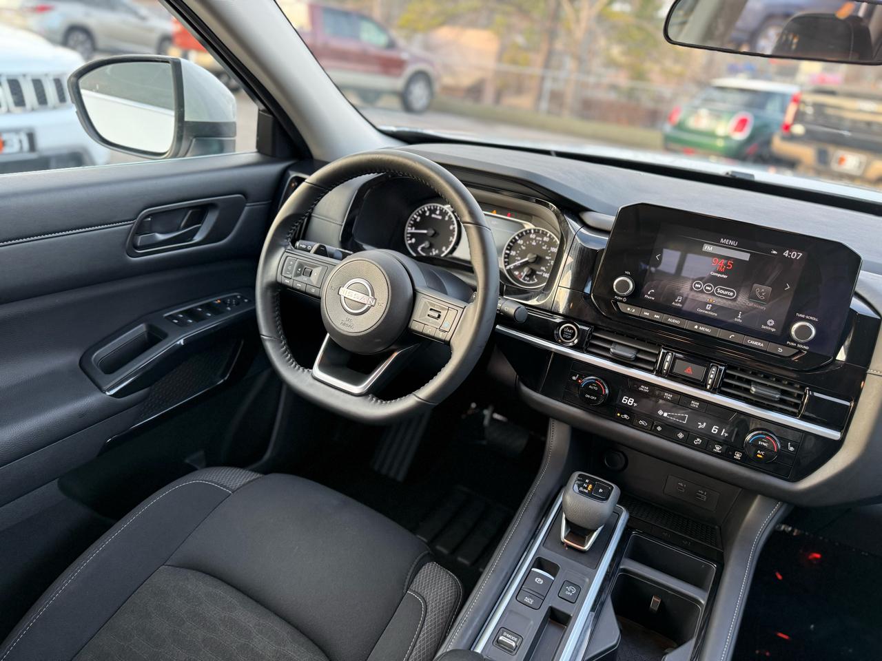 Nissan Pathfinder SV 2WD 2024