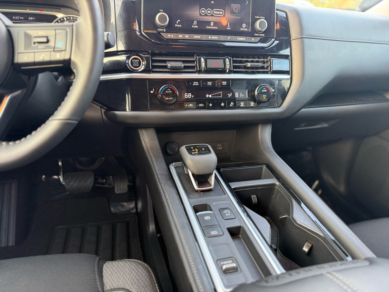 Nissan Pathfinder SV 2WD 2024