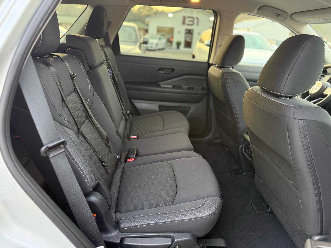 Nissan Pathfinder SV 2WD 2024