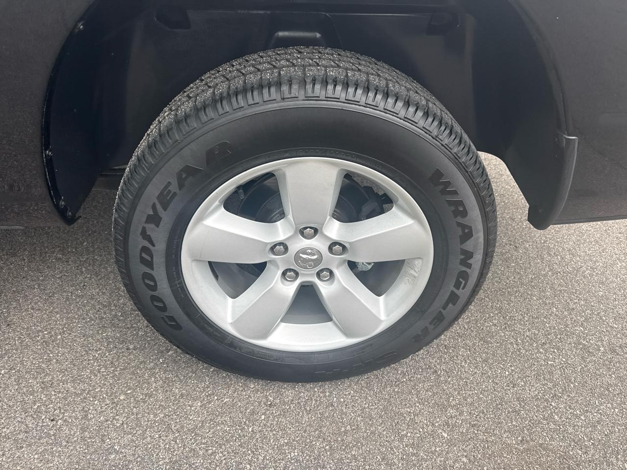 RAM 1500 Classic Tradesman 4x4 Crew Cab 5'7" Box 2022