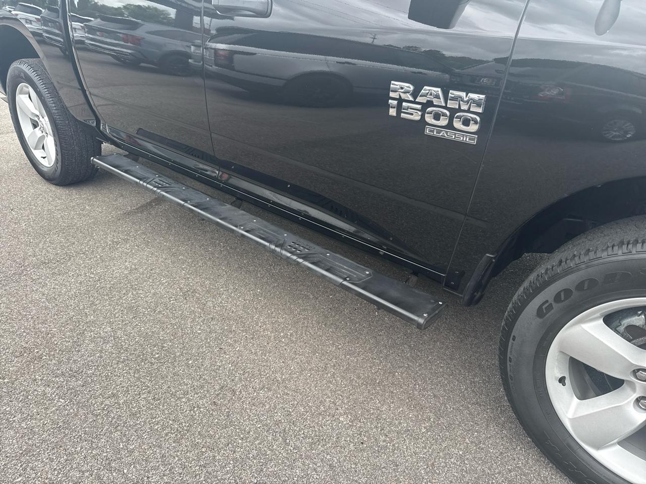 RAM 1500 Classic Tradesman 4x4 Crew Cab 5'7" Box 2022