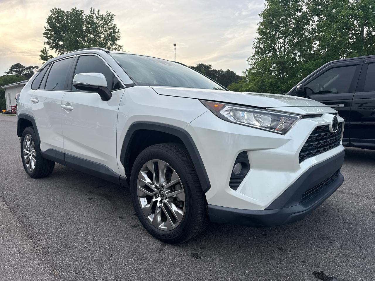 Toyota RAV4 XLE Premium FWD (Natl) 2021