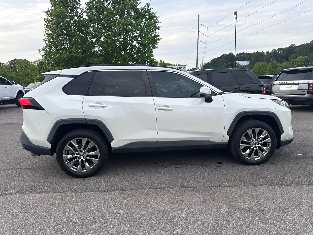 Toyota RAV4 XLE Premium FWD (Natl) 2021