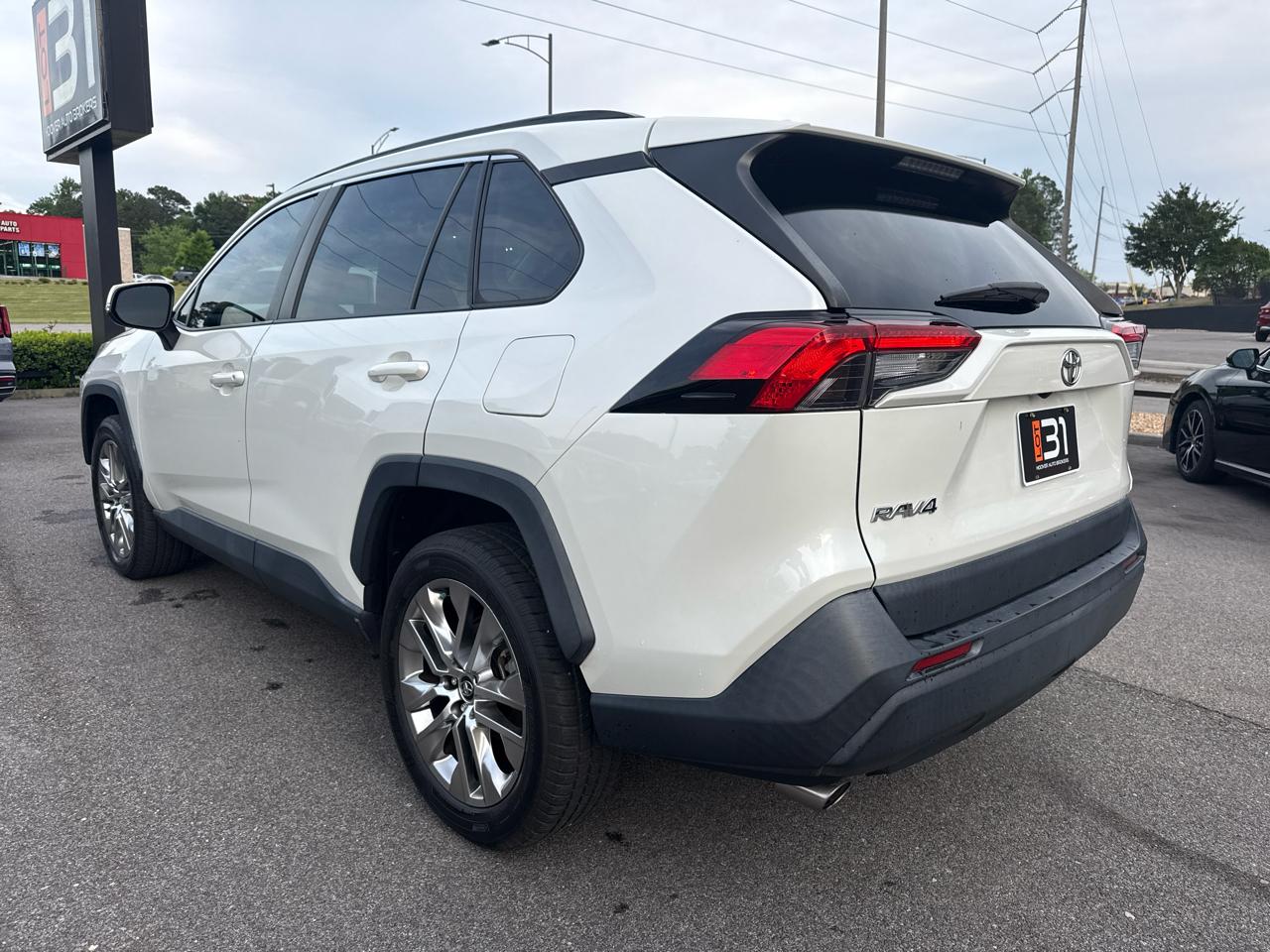 Toyota RAV4 XLE Premium FWD (Natl) 2021