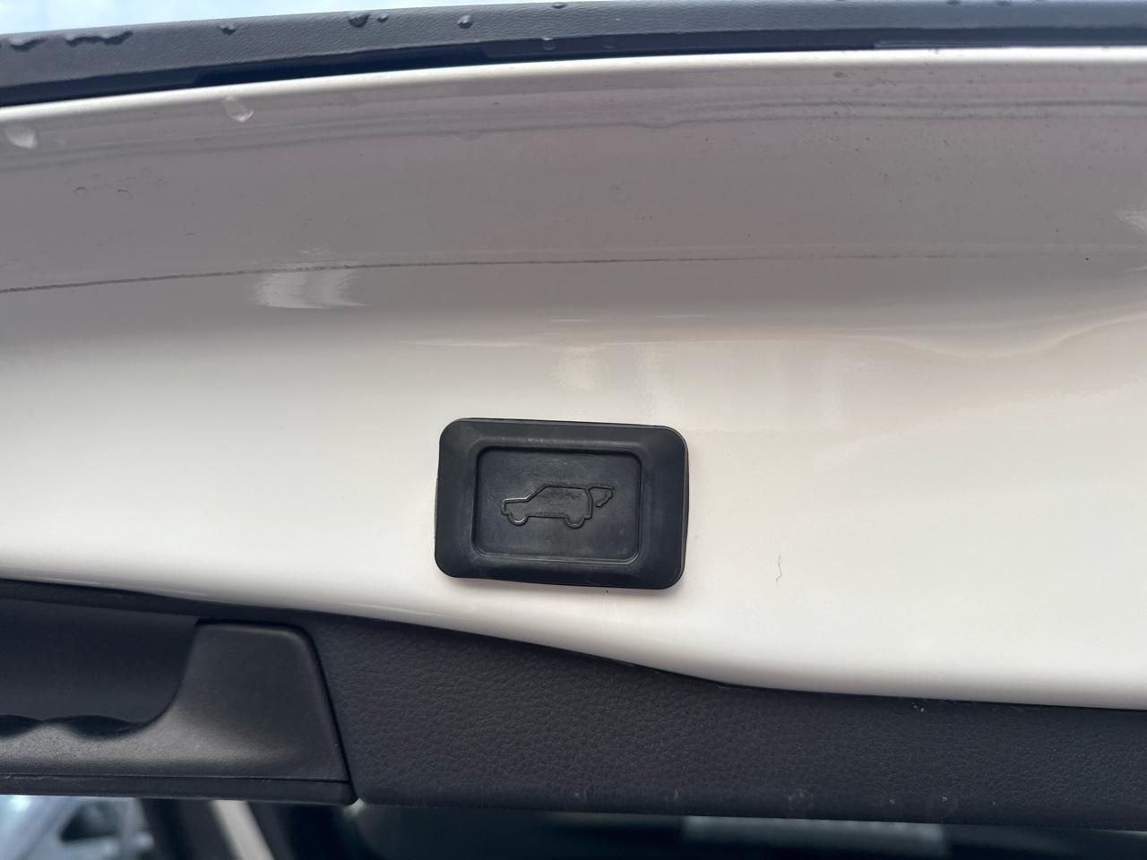 Toyota RAV4 XLE Premium FWD (Natl) 2021