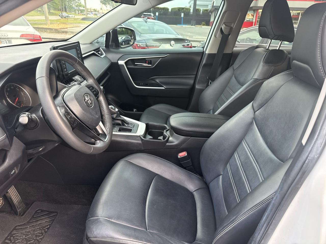 Toyota RAV4 XLE Premium FWD (Natl) 2021