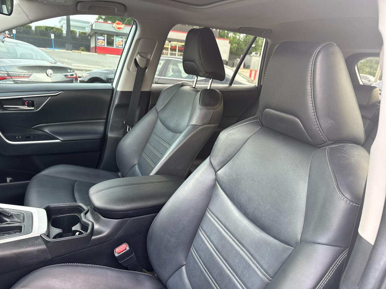 Toyota RAV4 XLE Premium FWD (Natl) 2021