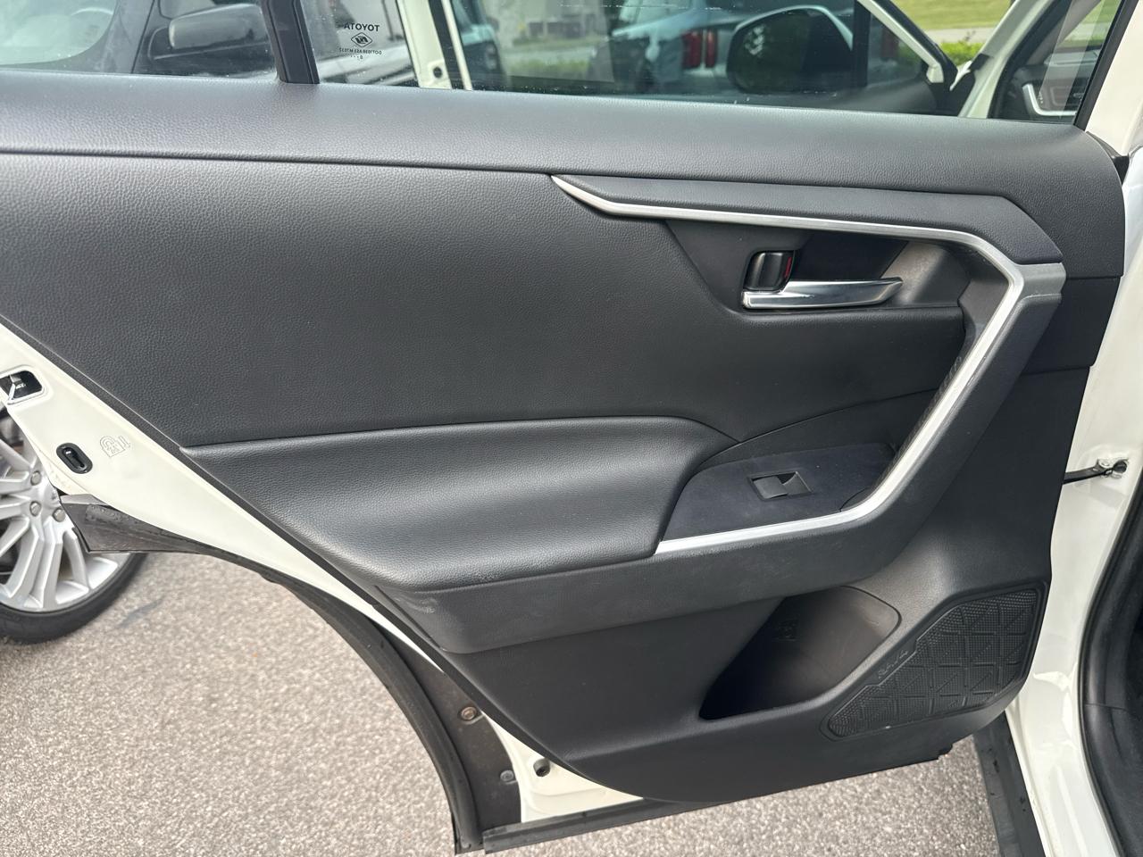 Toyota RAV4 XLE Premium FWD (Natl) 2021