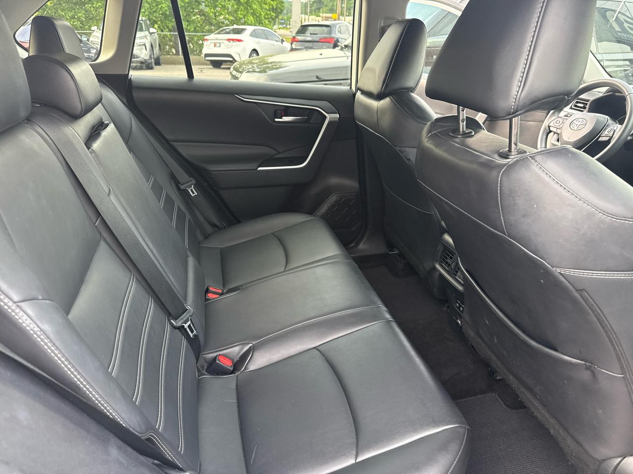 Toyota RAV4 XLE Premium FWD (Natl) 2021