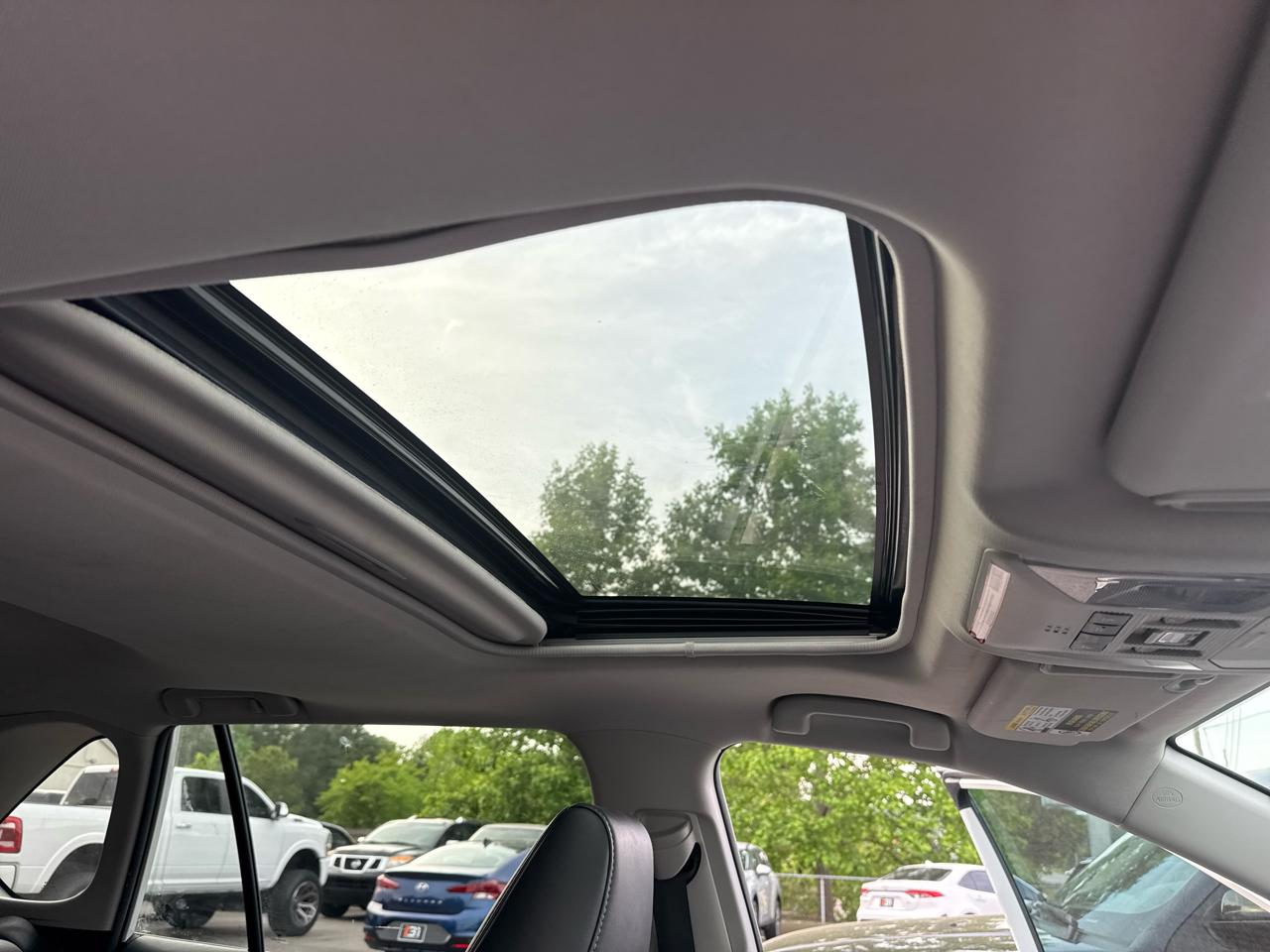 Toyota RAV4 XLE Premium FWD (Natl) 2021