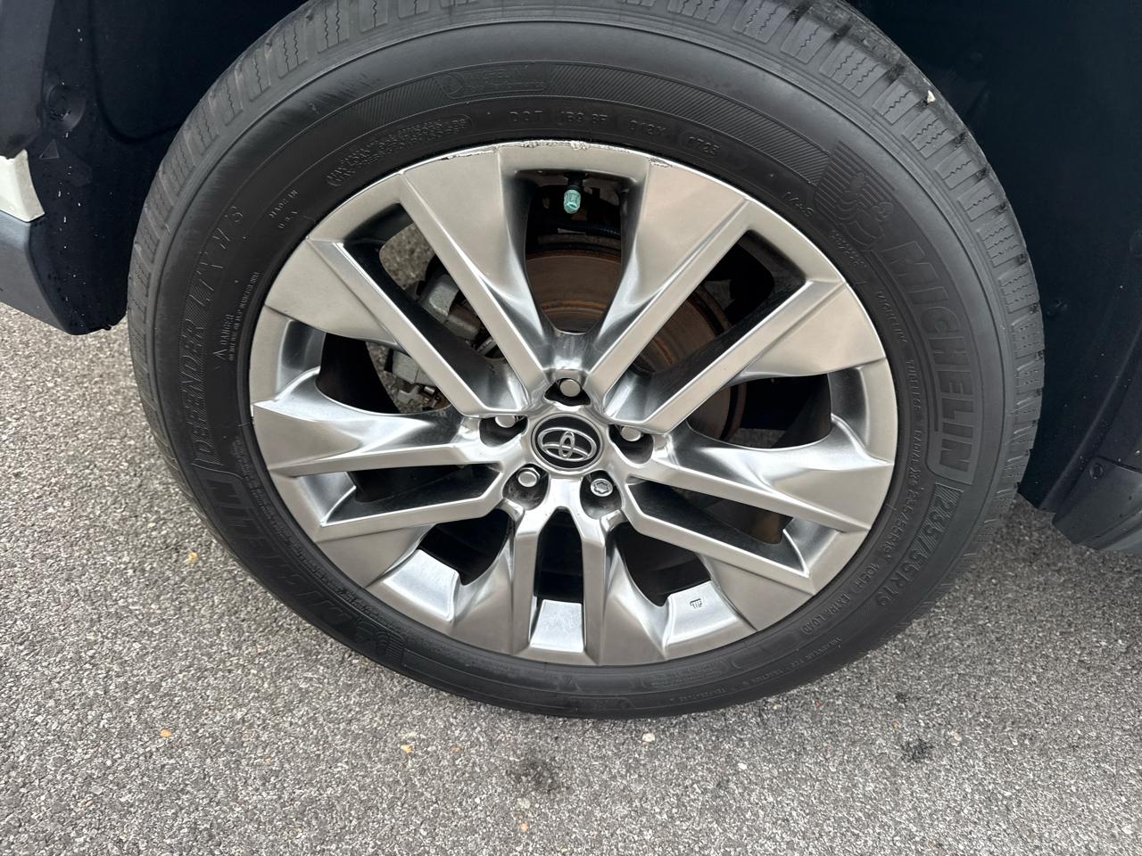 Toyota RAV4 XLE Premium FWD (Natl) 2021