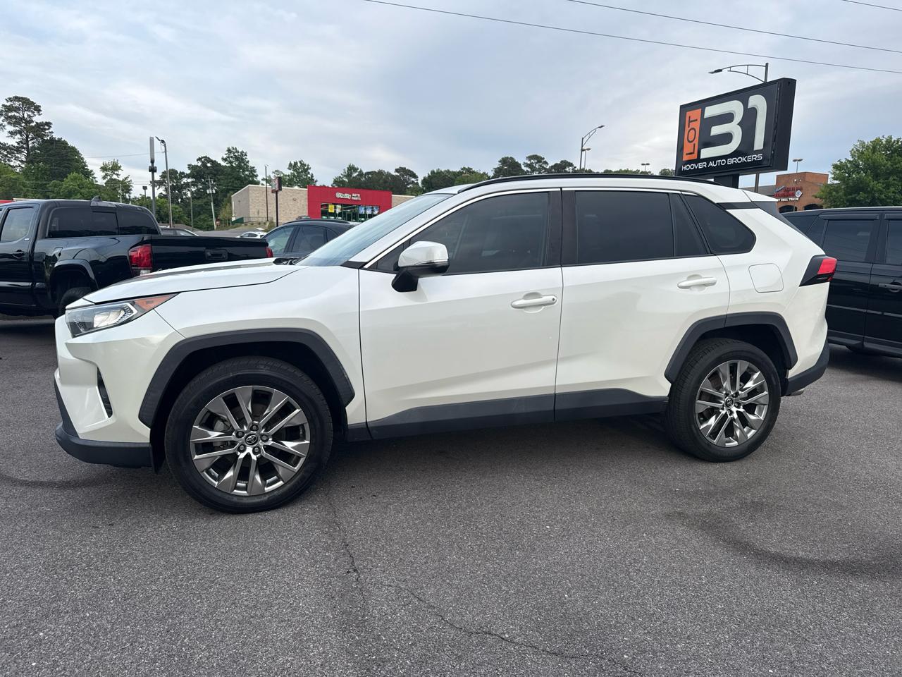 Toyota RAV4 XLE Premium FWD (Natl) 2021