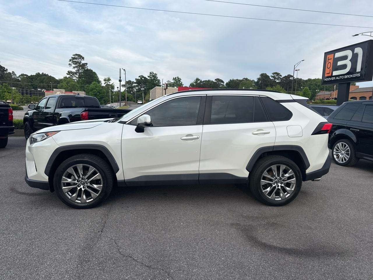 Toyota RAV4 XLE Premium FWD (Natl) 2021