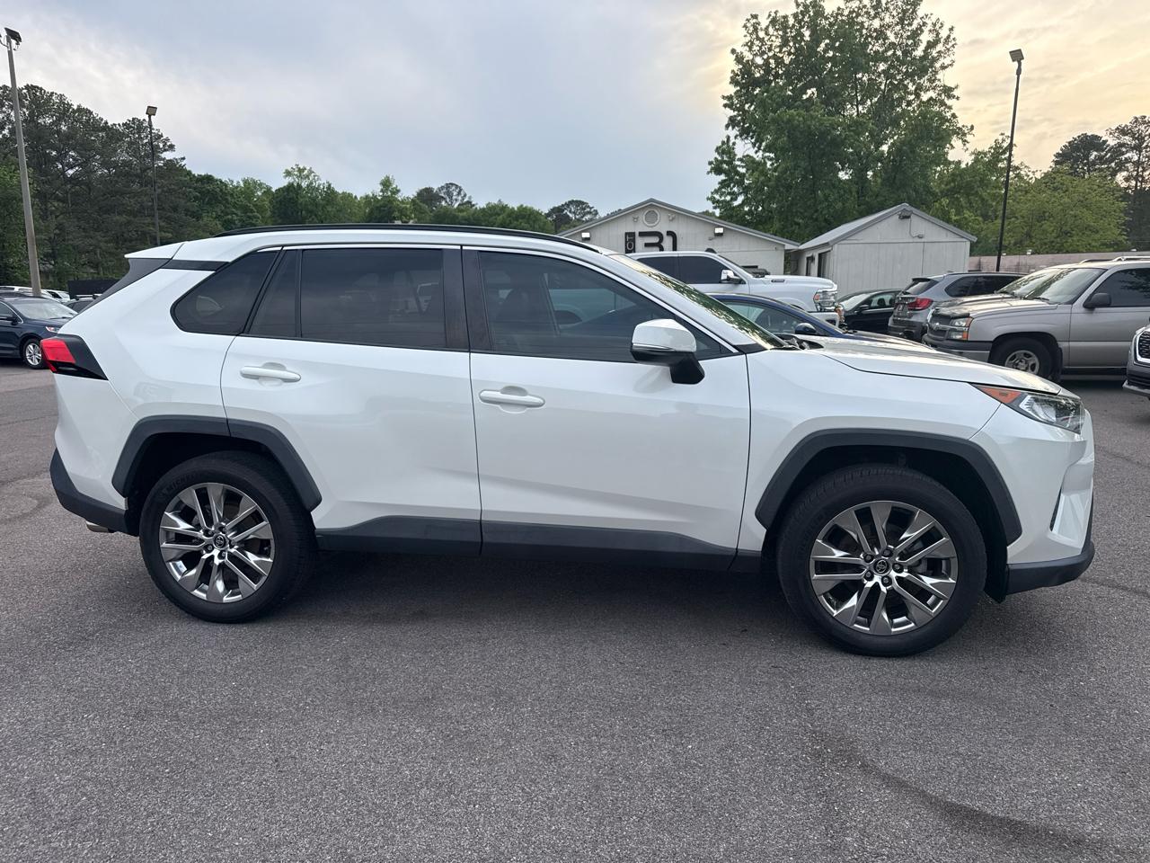 Toyota RAV4 XLE Premium FWD (Natl) 2021