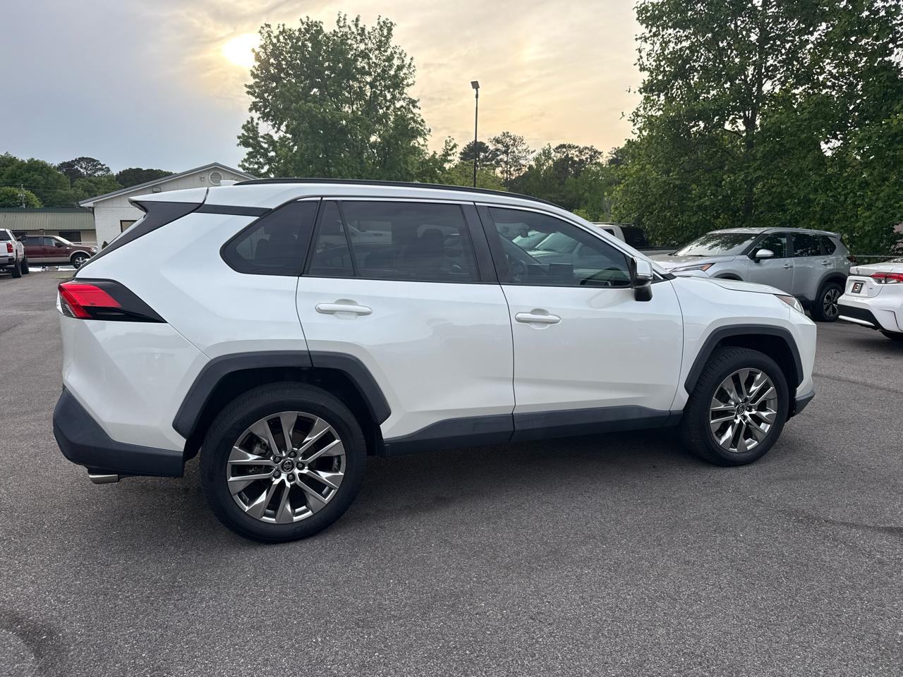 Toyota RAV4 XLE Premium FWD (Natl) 2021