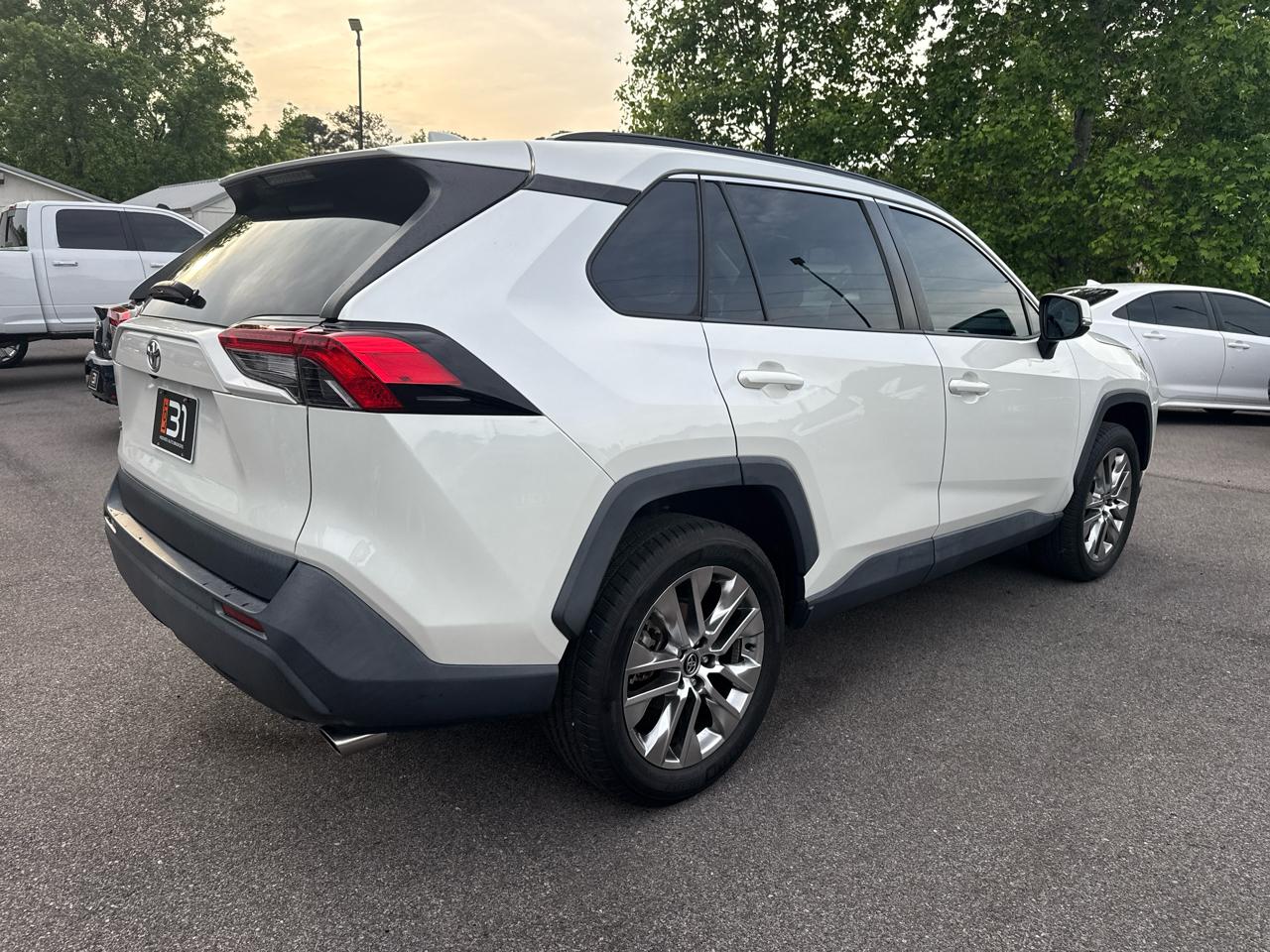 Toyota RAV4 XLE Premium FWD (Natl) 2021