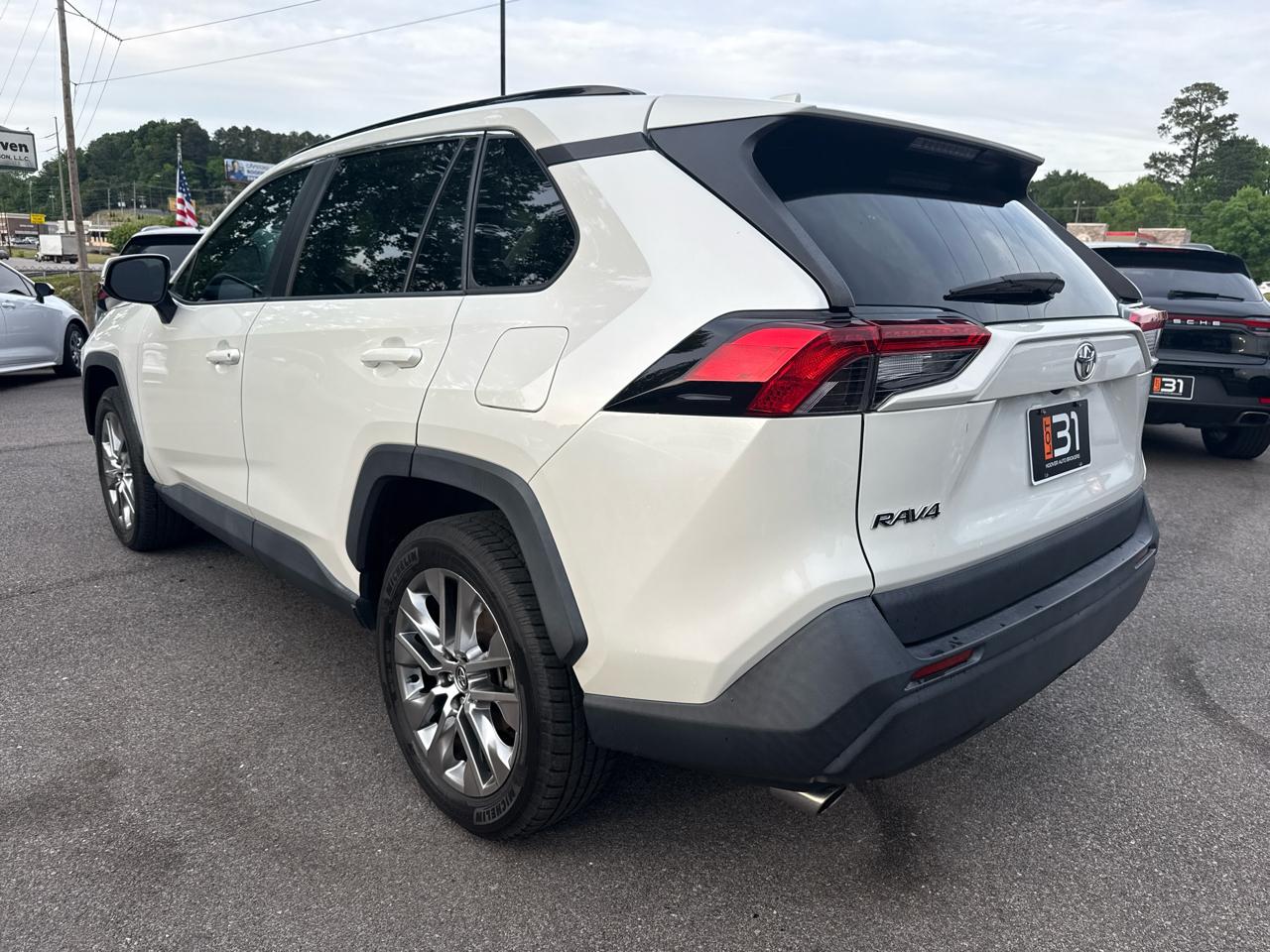 Toyota RAV4 XLE Premium FWD (Natl) 2021