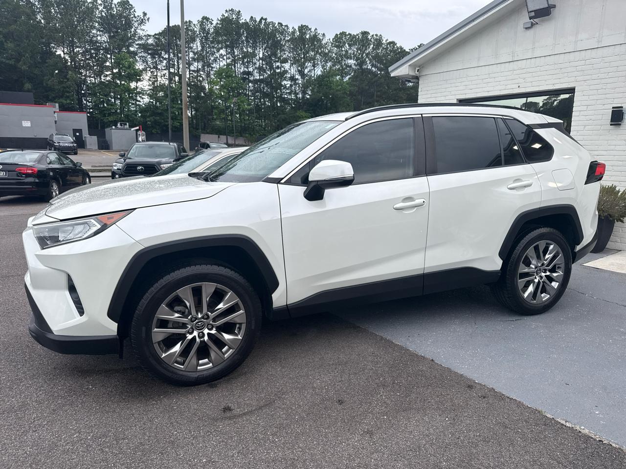 Toyota RAV4 XLE Premium FWD (Natl) 2021