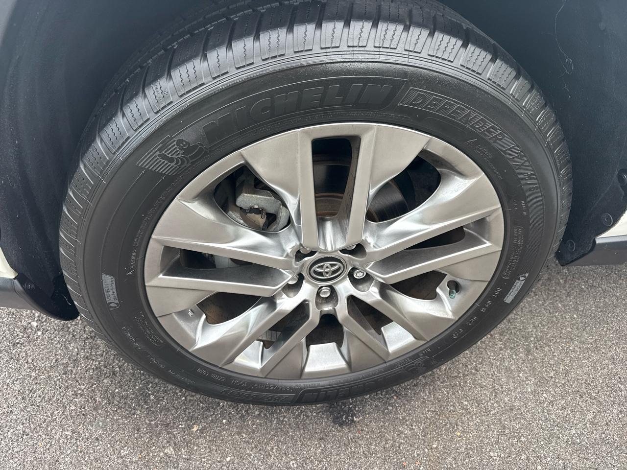 Toyota RAV4 XLE Premium FWD (Natl) 2021