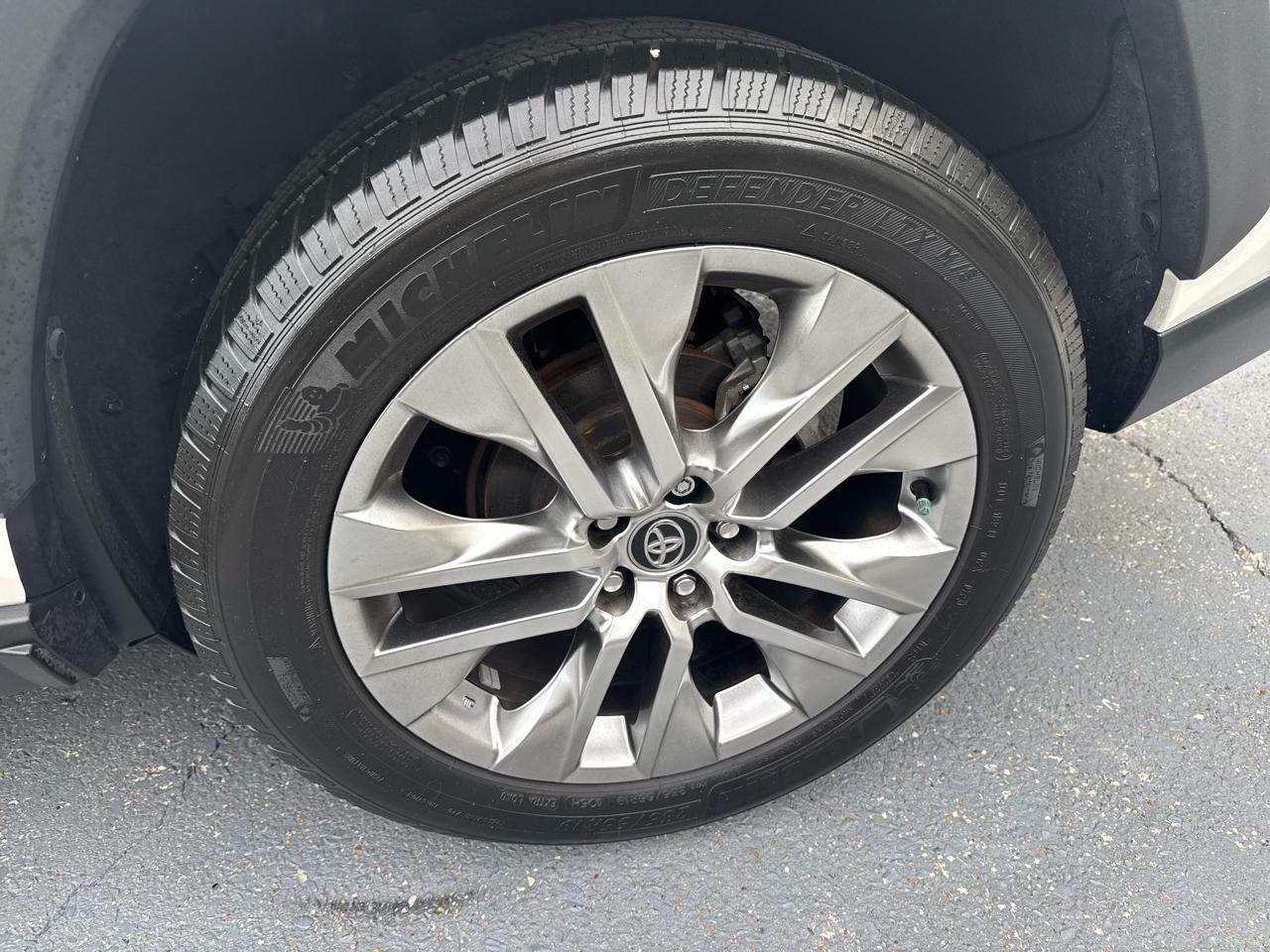 Toyota RAV4 XLE Premium FWD (Natl) 2021
