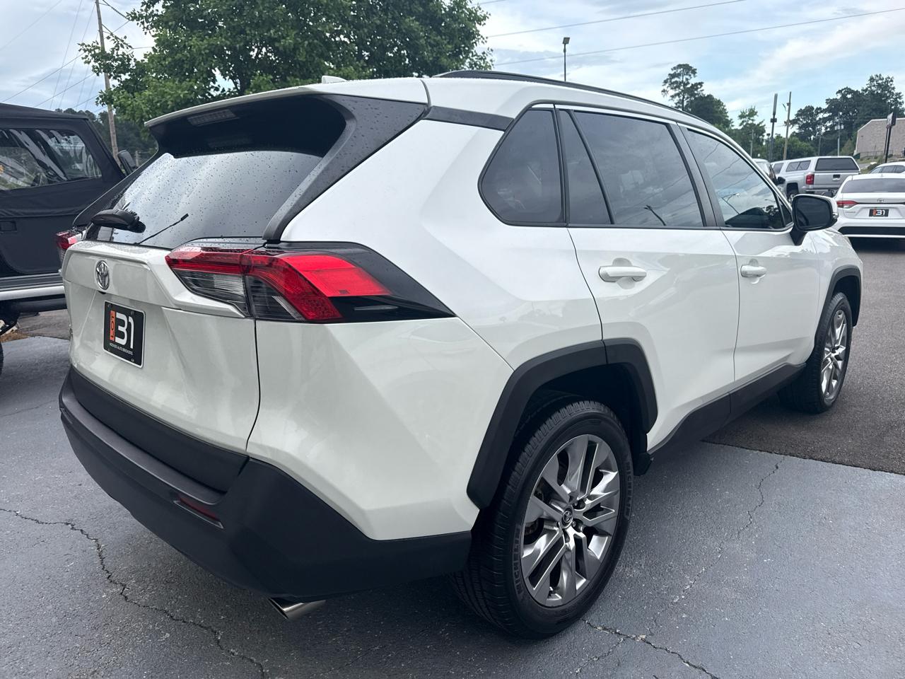Toyota RAV4 XLE Premium FWD (Natl) 2021
