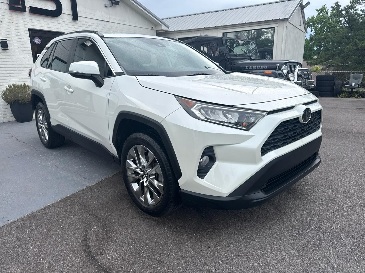 Toyota RAV4 XLE Premium FWD (Natl) 2021