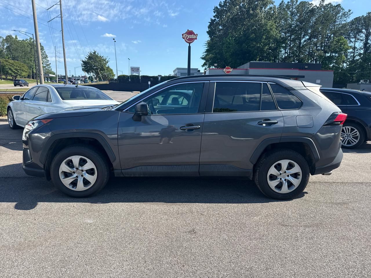 Toyota RAV4 LE FWD (Natl) 2021