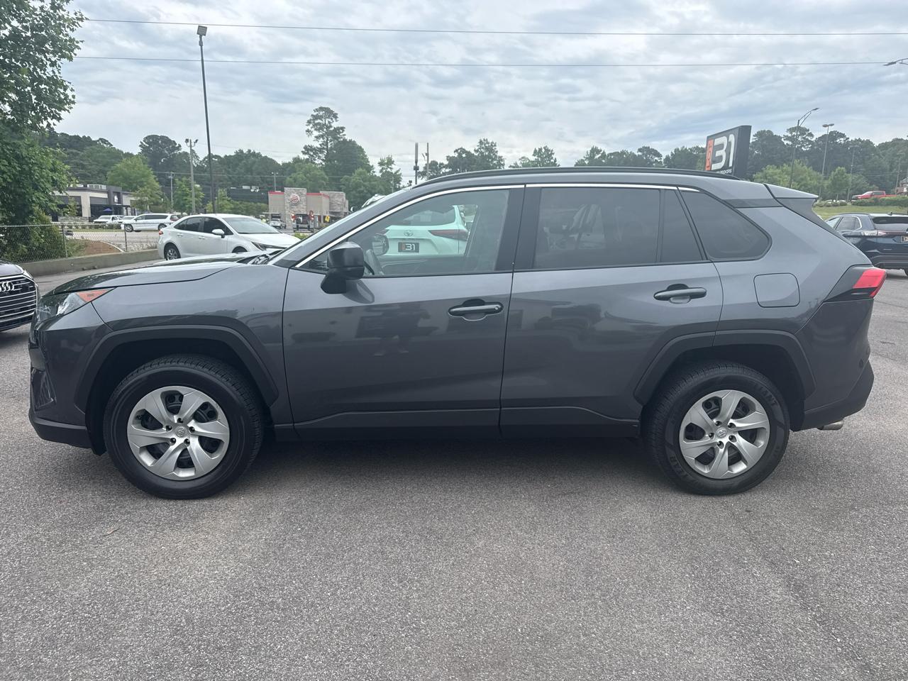Toyota RAV4 LE FWD (Natl) 2021