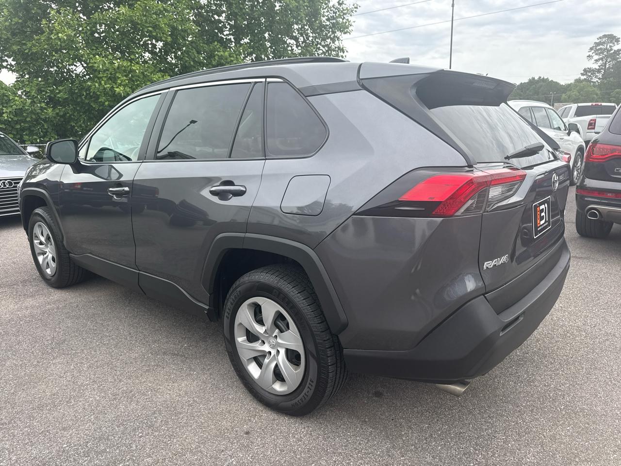 Toyota RAV4 LE FWD (Natl) 2021