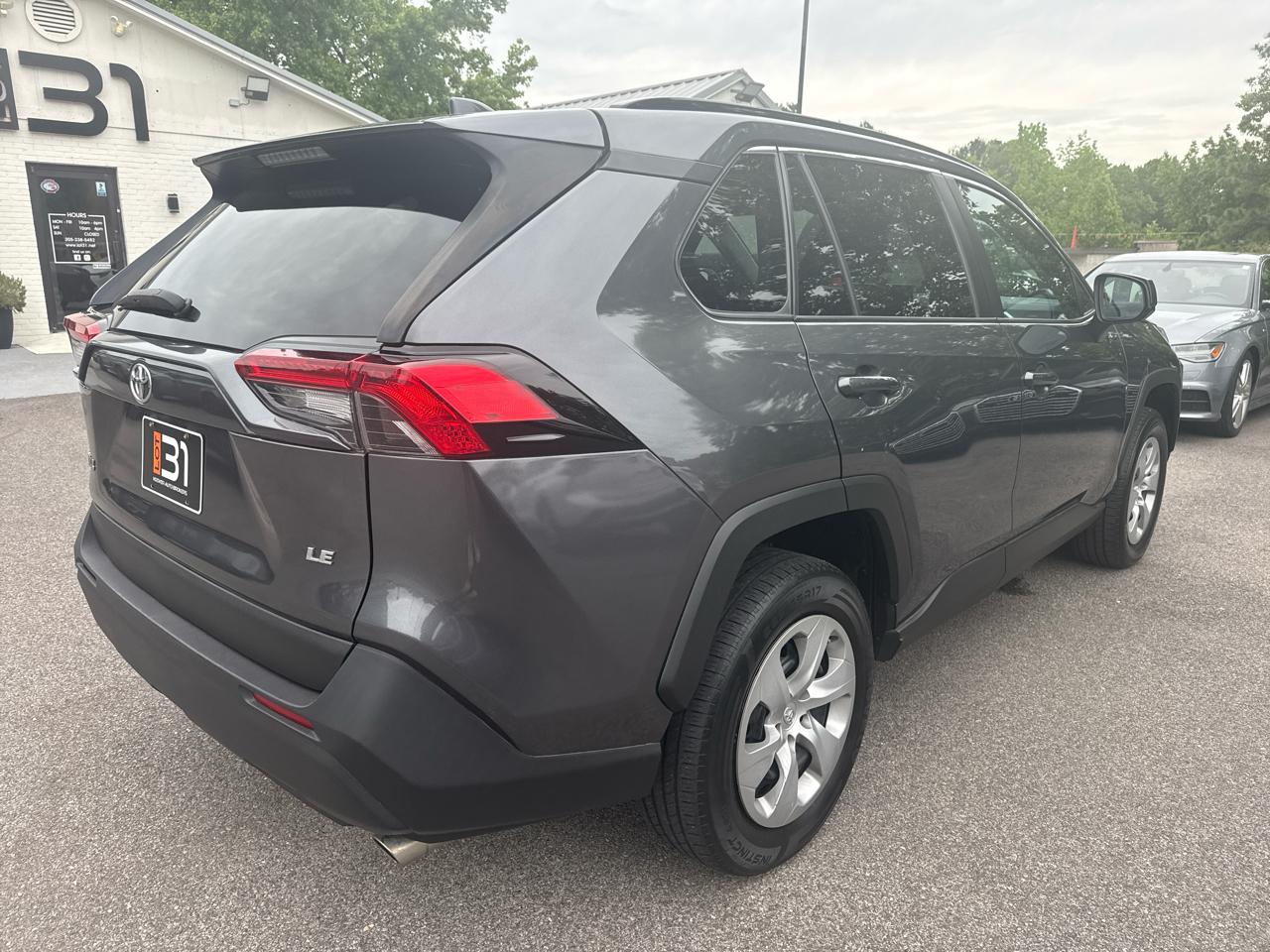 Toyota RAV4 LE FWD (Natl) 2021