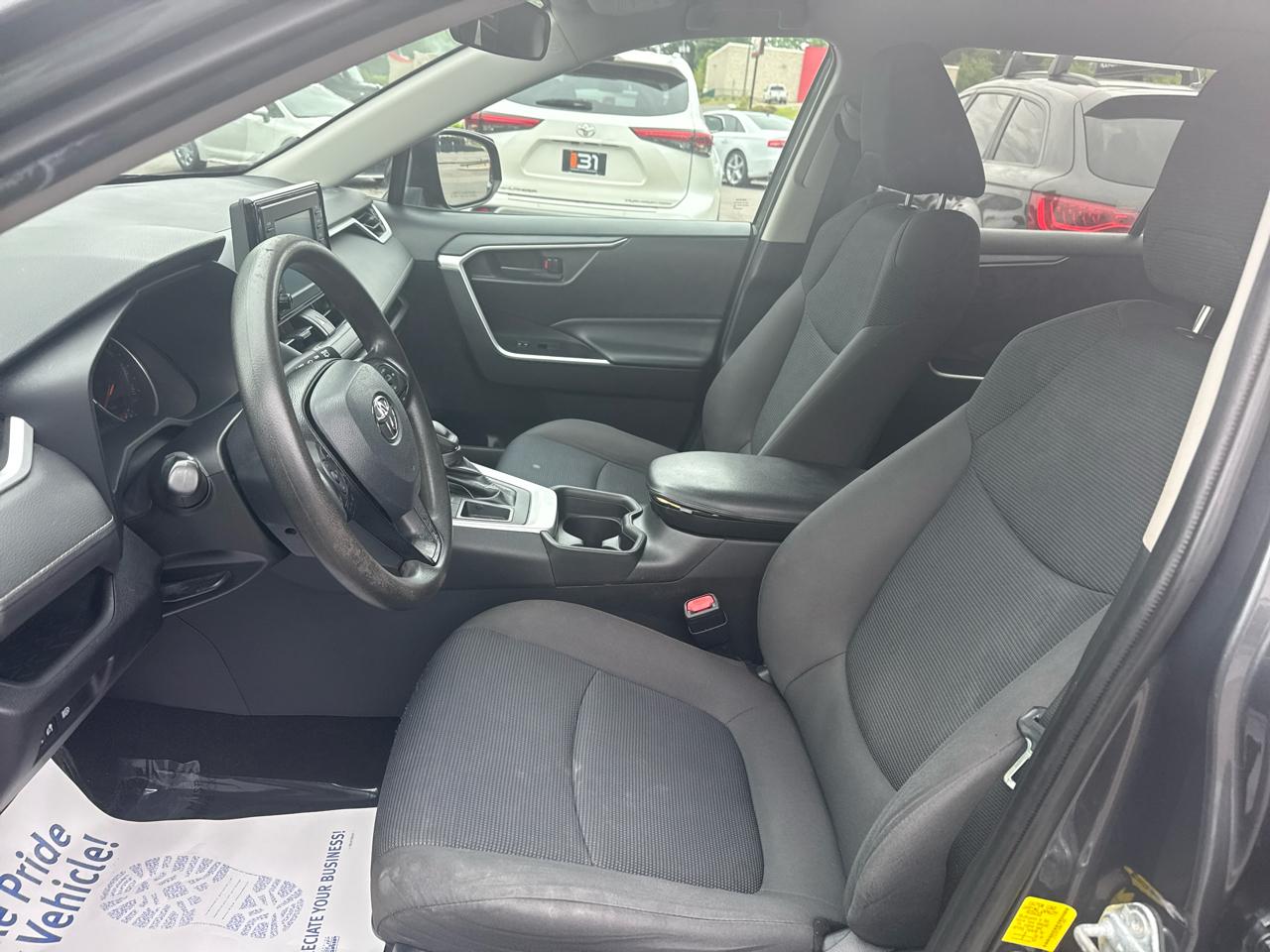 Toyota RAV4 LE FWD (Natl) 2021