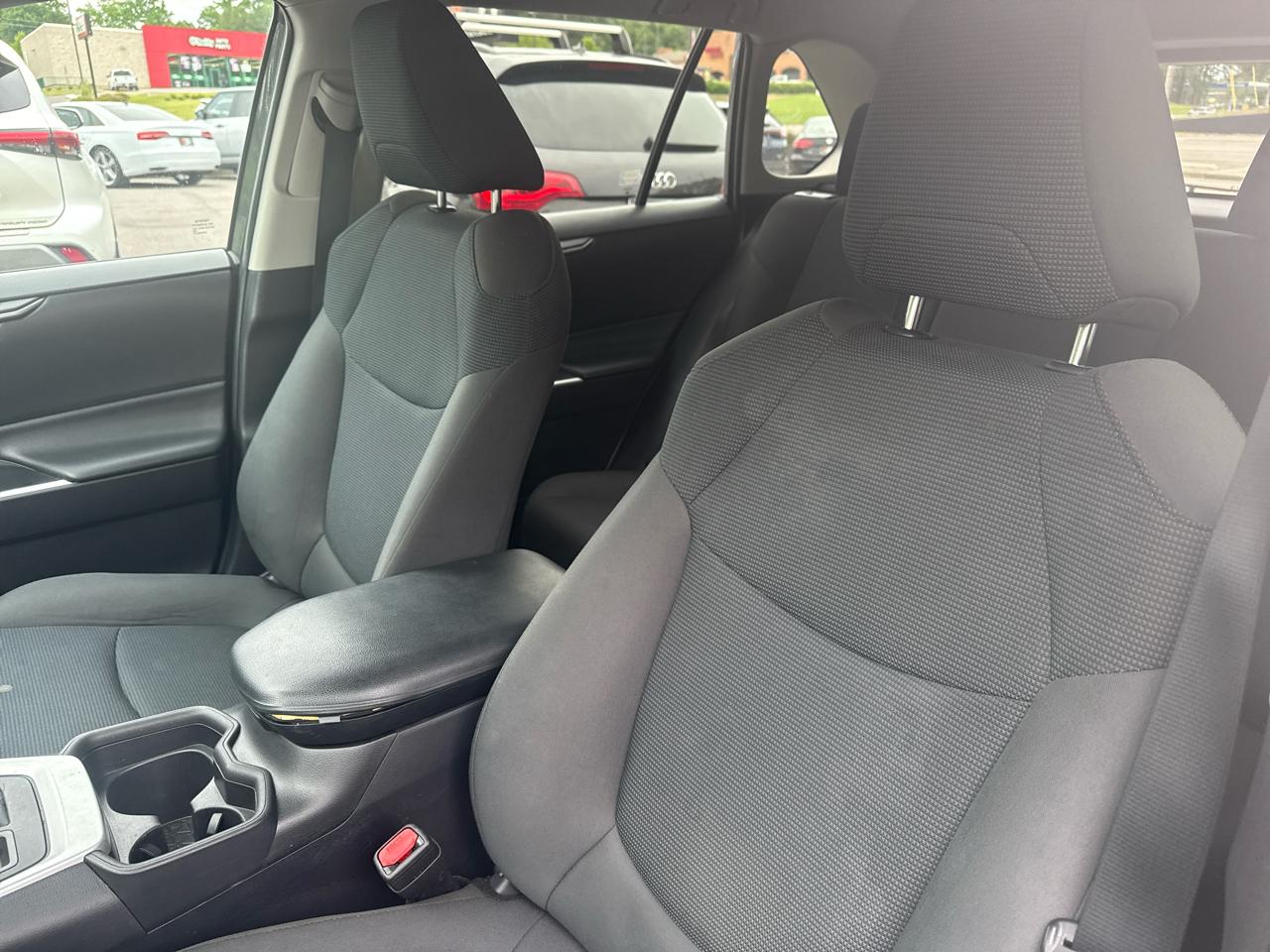 Toyota RAV4 LE FWD (Natl) 2021