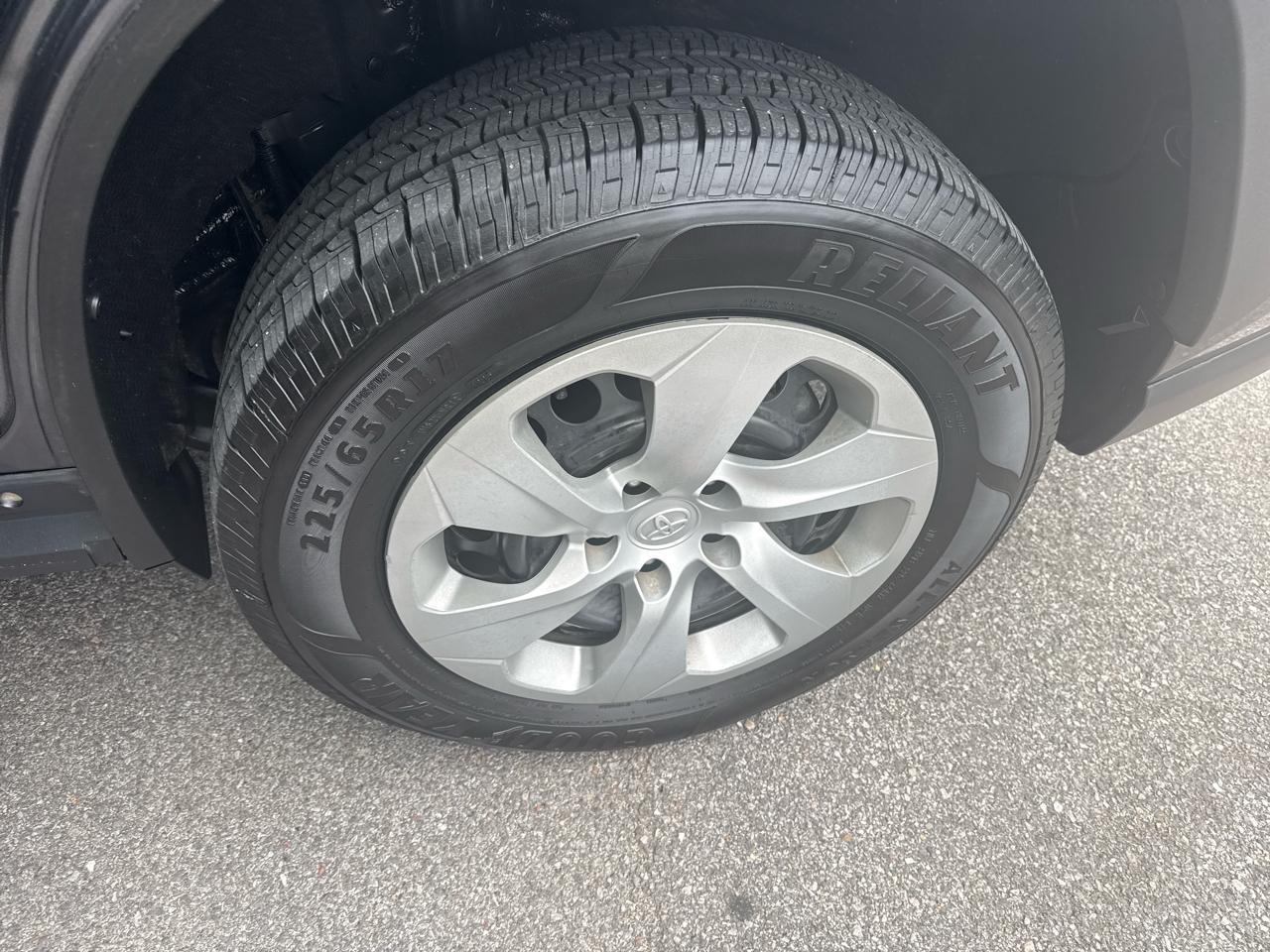 Toyota RAV4 LE FWD (Natl) 2021