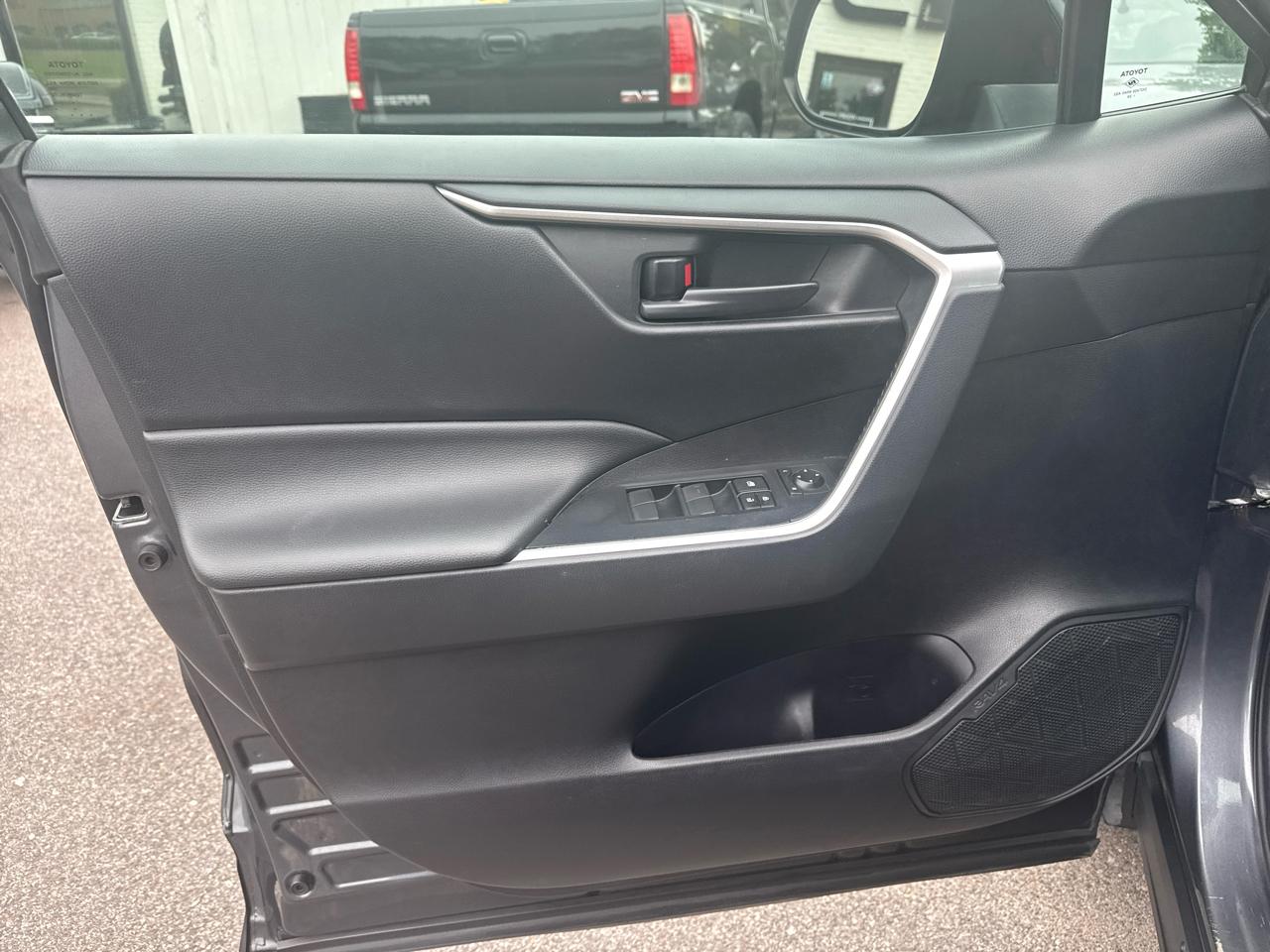 Toyota RAV4 LE FWD (Natl) 2021