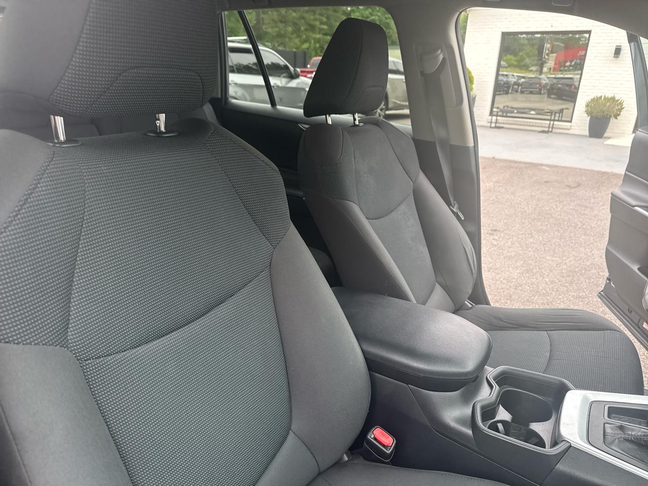 Toyota RAV4 LE FWD (Natl) 2021