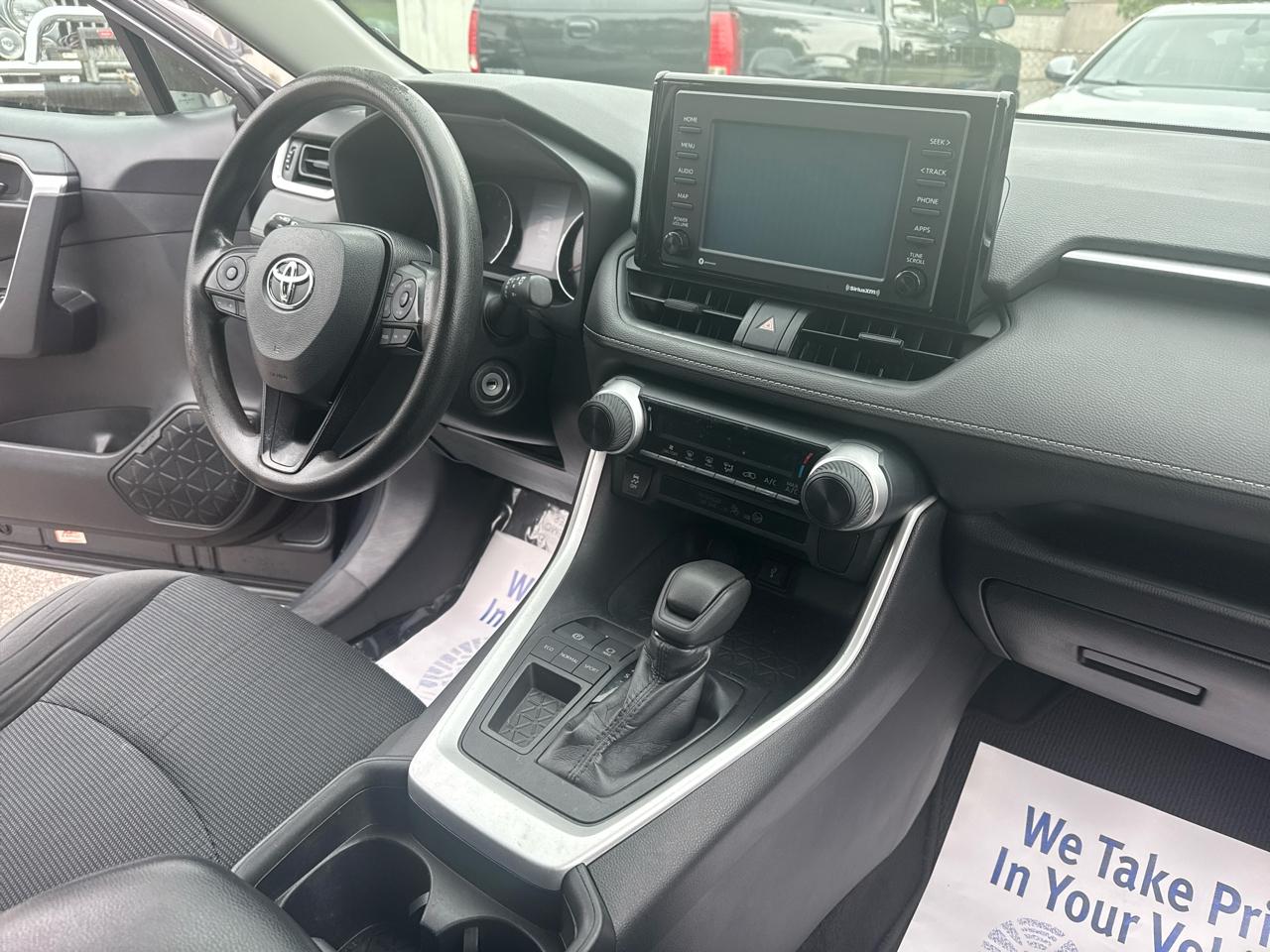 Toyota RAV4 LE FWD (Natl) 2021